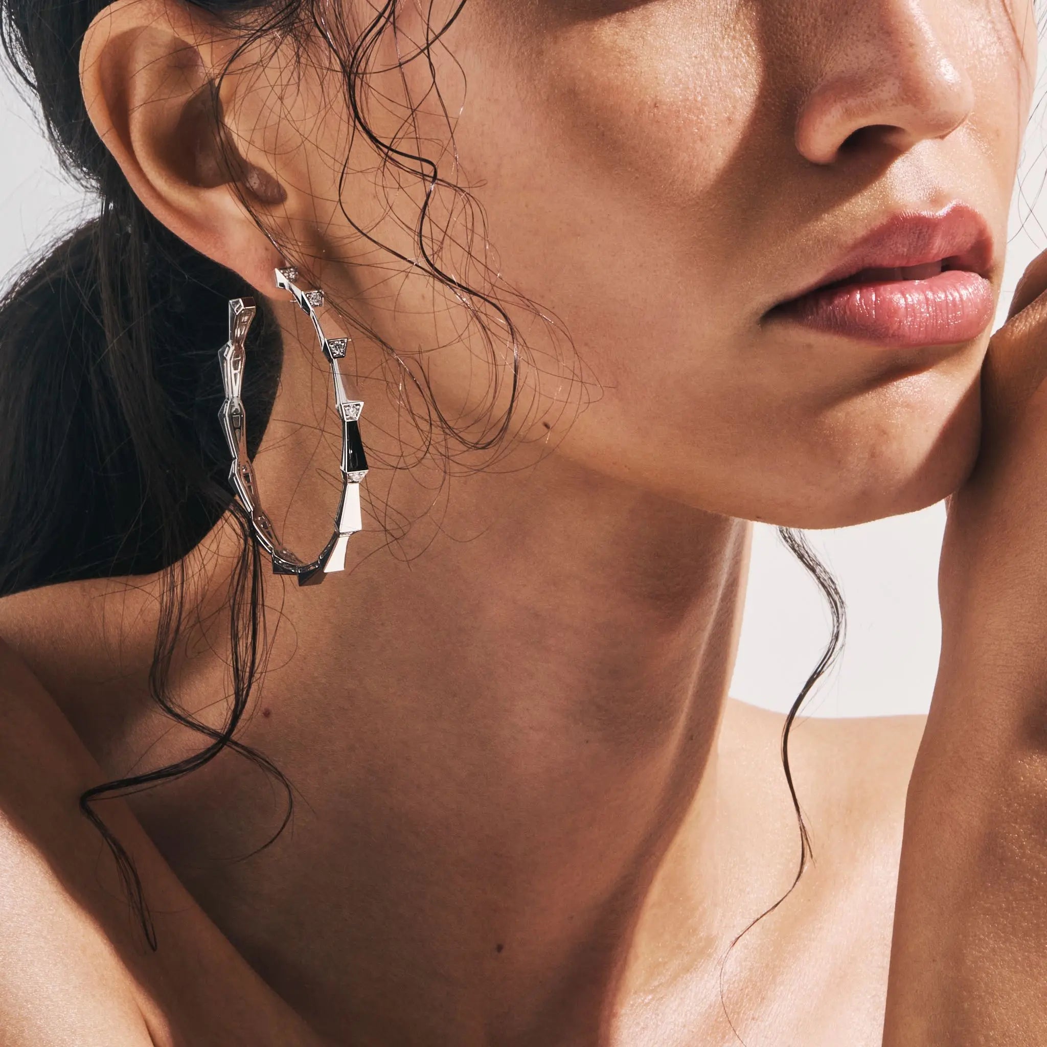 SPIKE 1 ROW LIGHT PAVÉ DIAMOND HOOPS, WHITE GOLD ORLOV